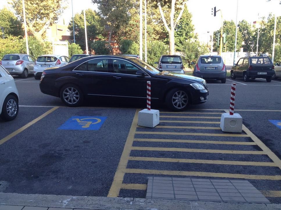 Monserrato, sosta selvaggia su posti per disabili al Policlinico: “Eh, non c’è spazio”