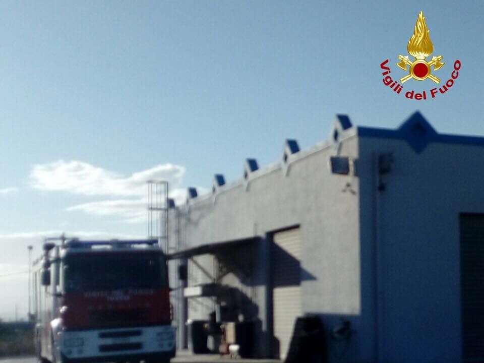 Panico sulla 131, il vento sradica i pannelli solari di un’azienda che volano sulla strada