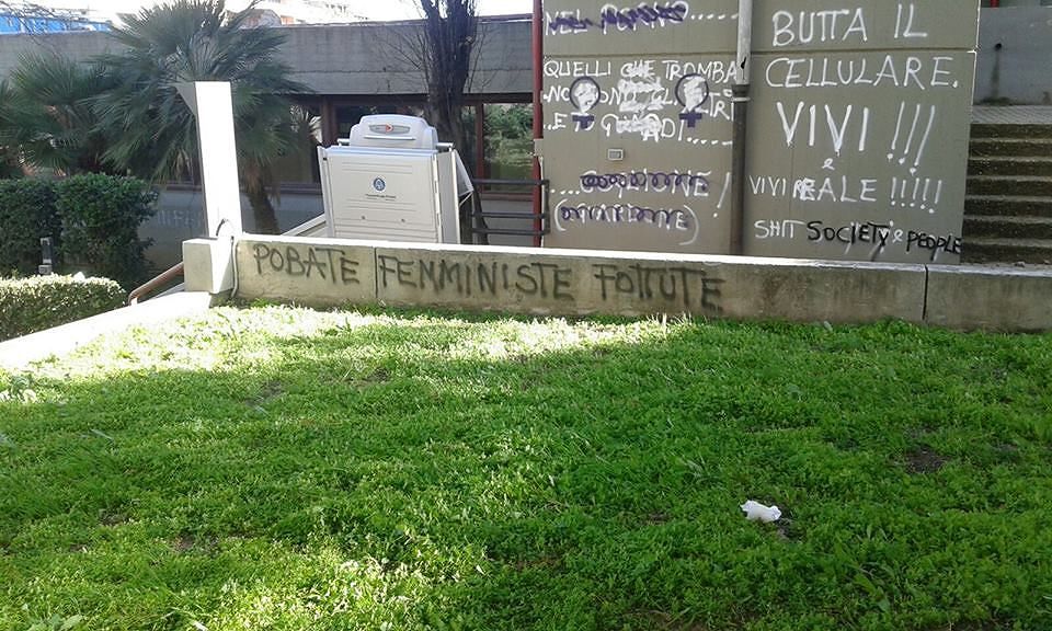 Cagliari, “guerra” delle scritte con lo spray al Magistero: nuove offese contro le donne