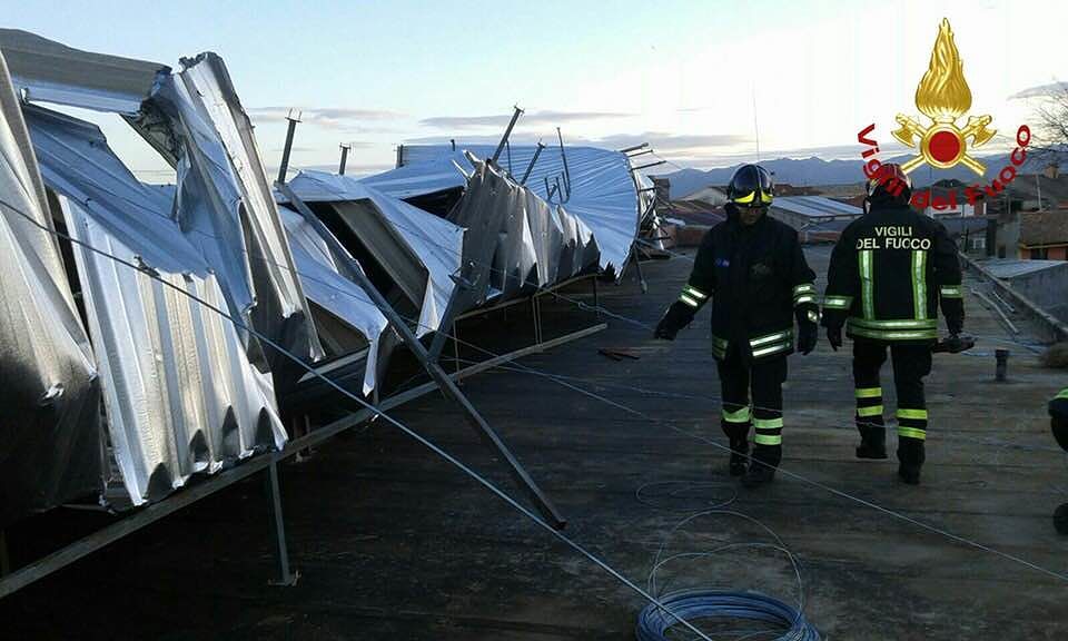 Uta flagellata dal maestrale: danneggiato il tetto della scuola di via Regina Margherita