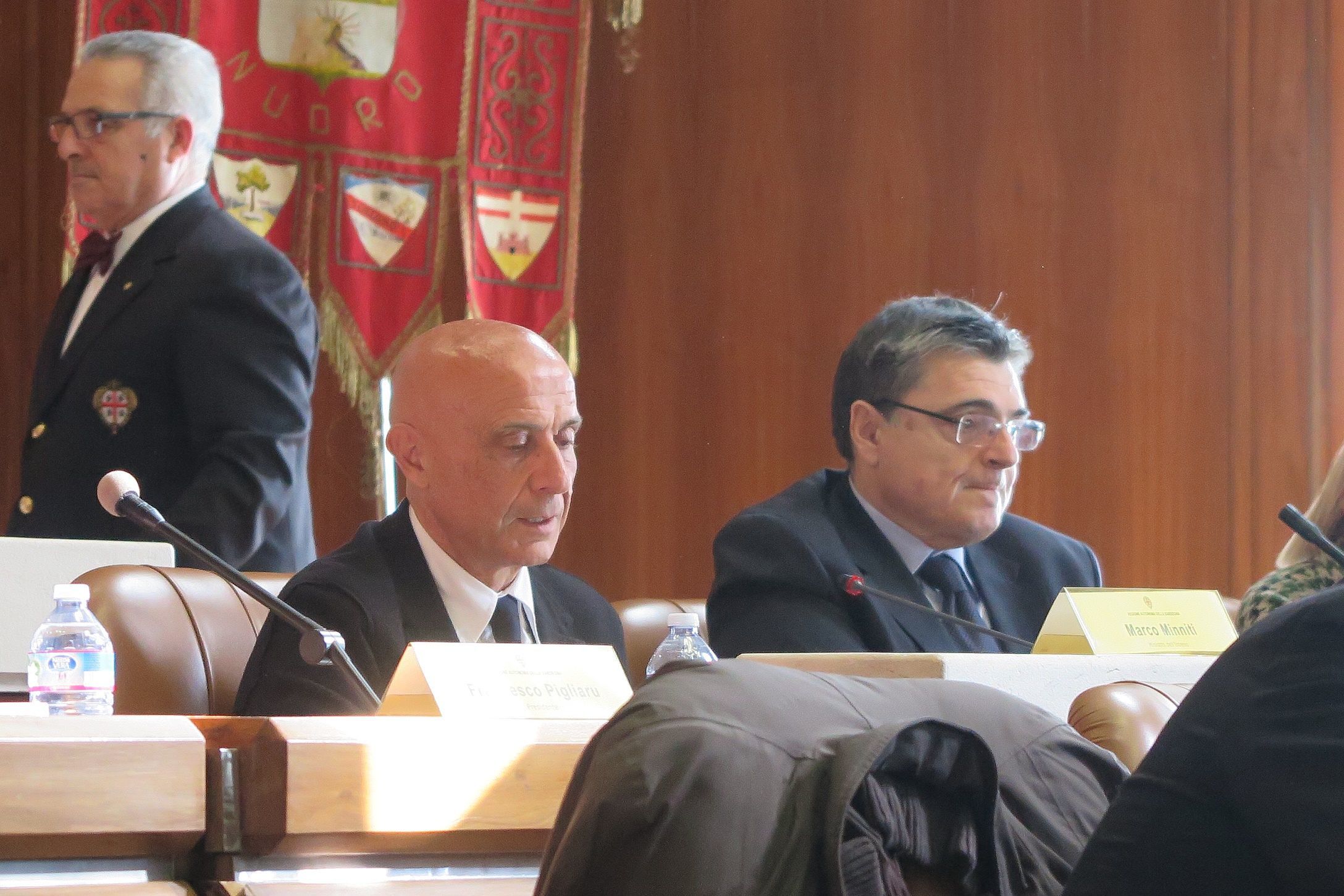 Minniti in Sardegna: patti territoriali e quote migranti entro il 2,9%