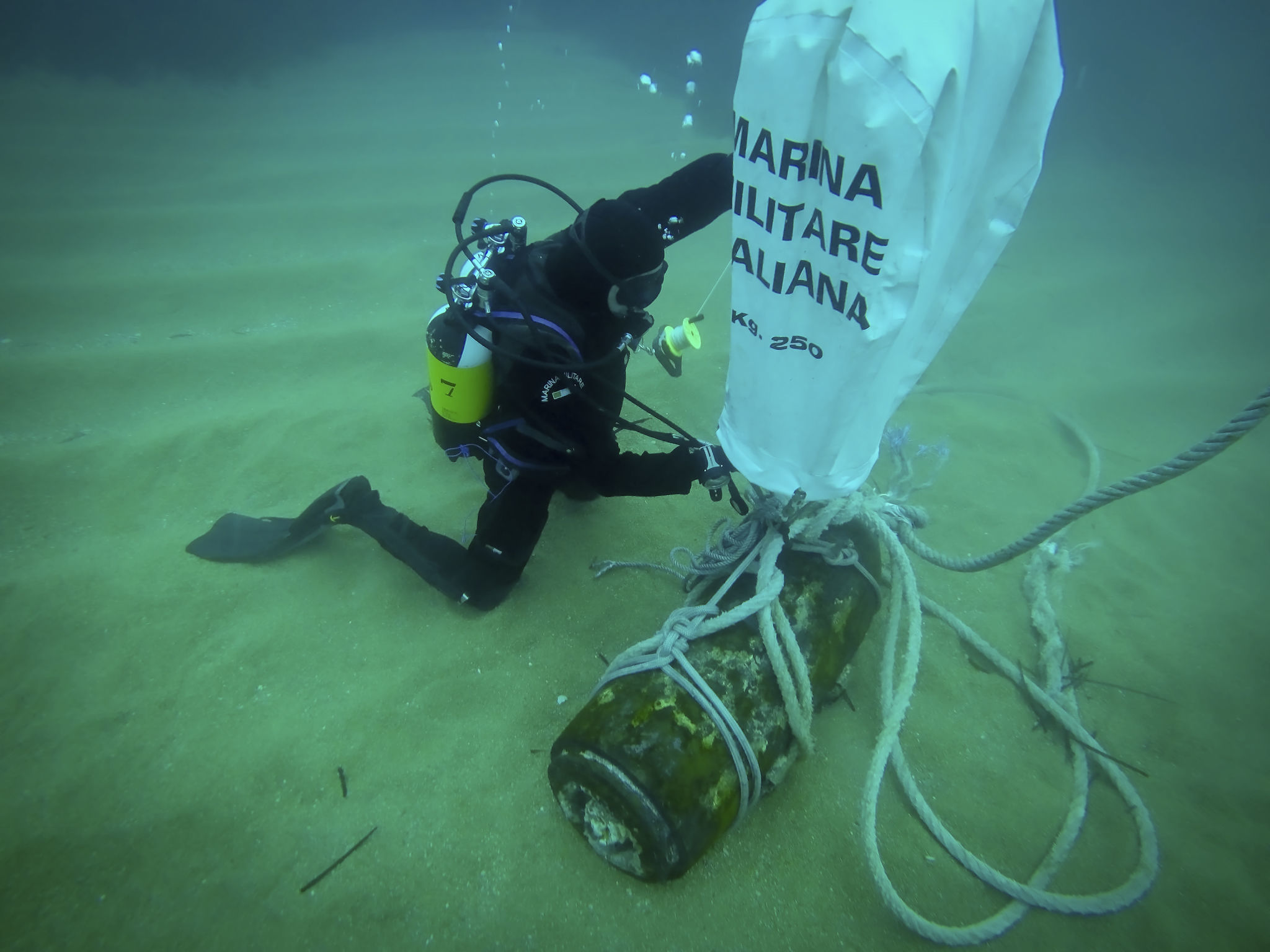 Arbatax, nelle reti di un peschereccio finisce una bomba della II Guerra Mondiale