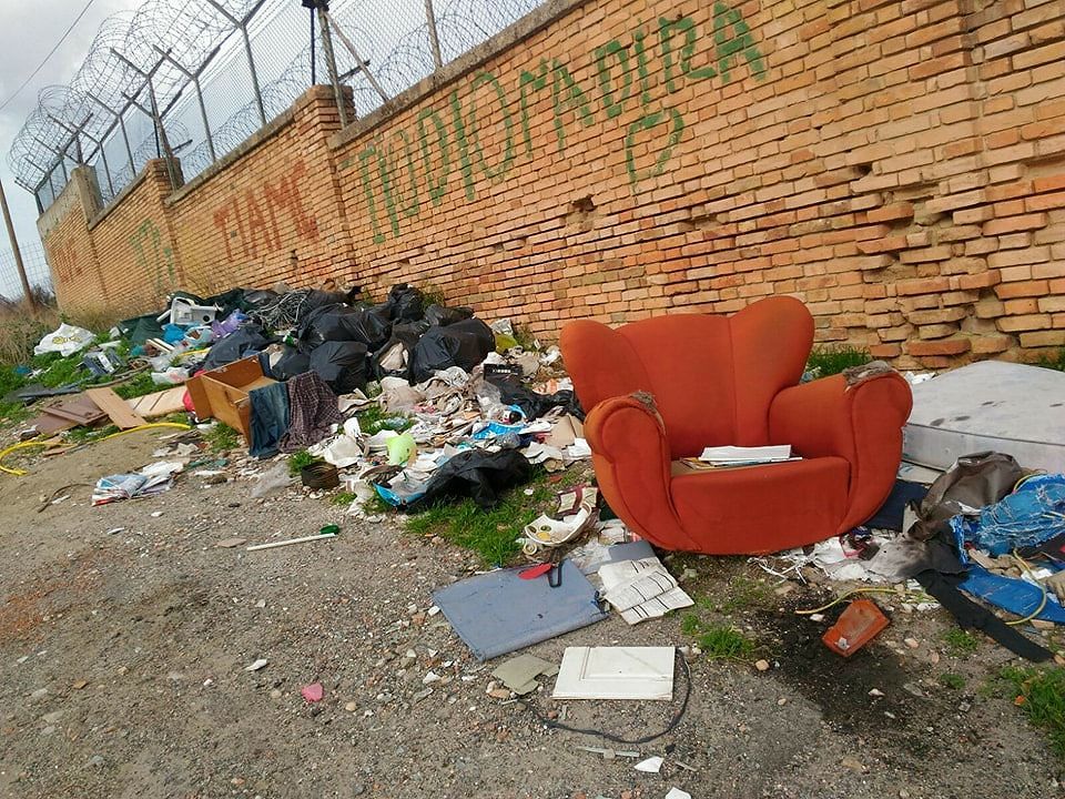 Via Simeto, dopo il mercatino la strada diventa una discarica