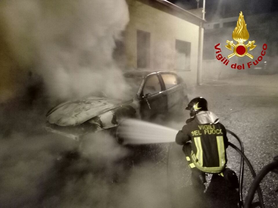 Auto in fiamme a Sarroch, danneggiata anche la facciata di una palazzina