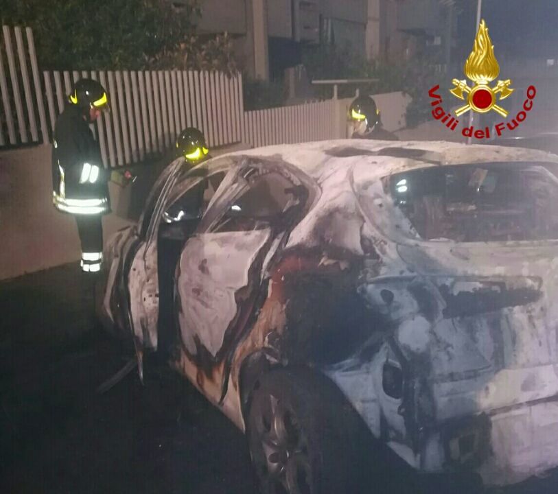 Cagliari, ancora roghi nella notte: distrutta un’auto in via dei Giunchi