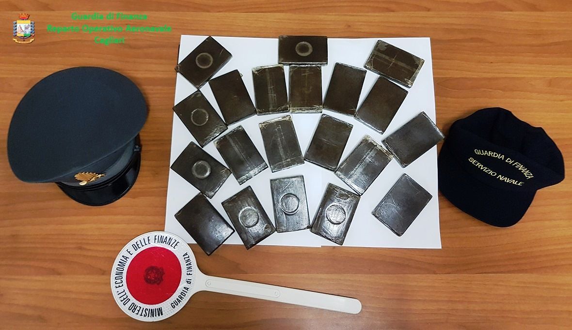 Con due chili di “fumo” sul traghetto per La Maddalena: nei guai due quartesi