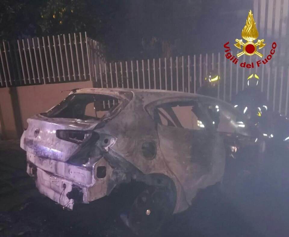 “Troppi attentati incendiari alle auto, Pirri ora ha paura: intervenga il Ministro”