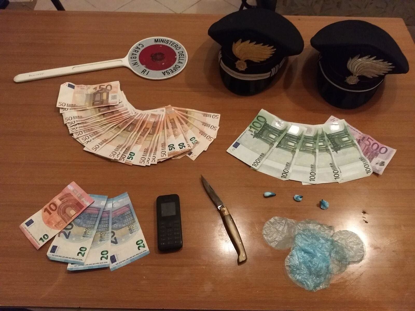 Villanovafranca, duemila euro in contanti e cocaina in casa: in manette un 65enne