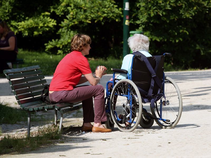 Badanti a Cagliari, non è un lavoro per sardi: “24 ore su 24 vuol dire rinunciare a vivere”