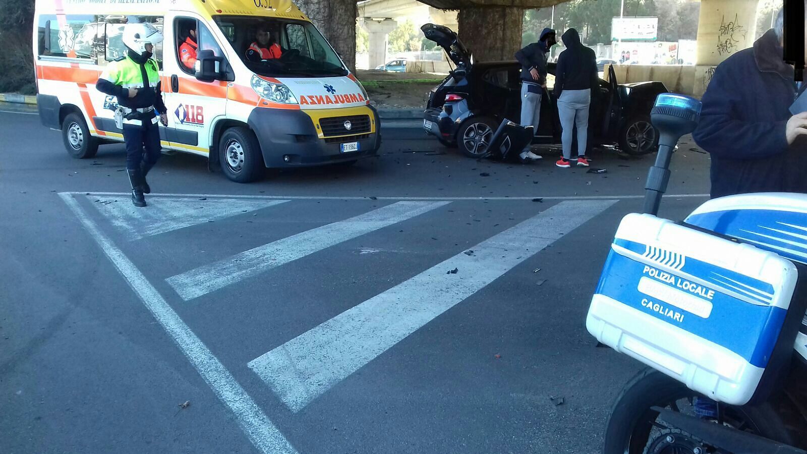 Cagliari, crash alla rotonda di via Cadello: ferita una ragazzina di 13 anni