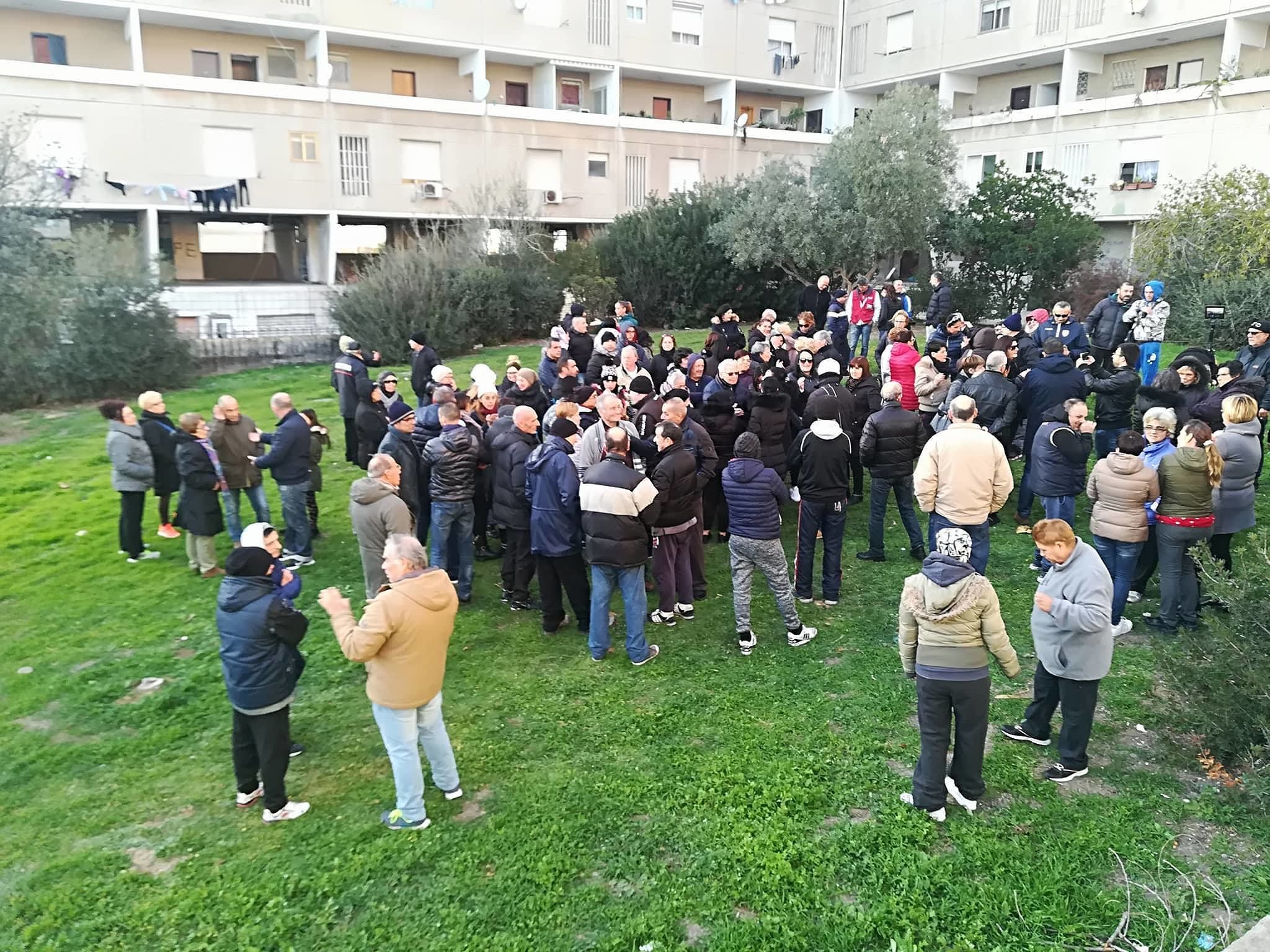 Cagliari, abitanti sulle barricate a Sant’Elia: “Pronti alla battaglia col coltello tra i denti”