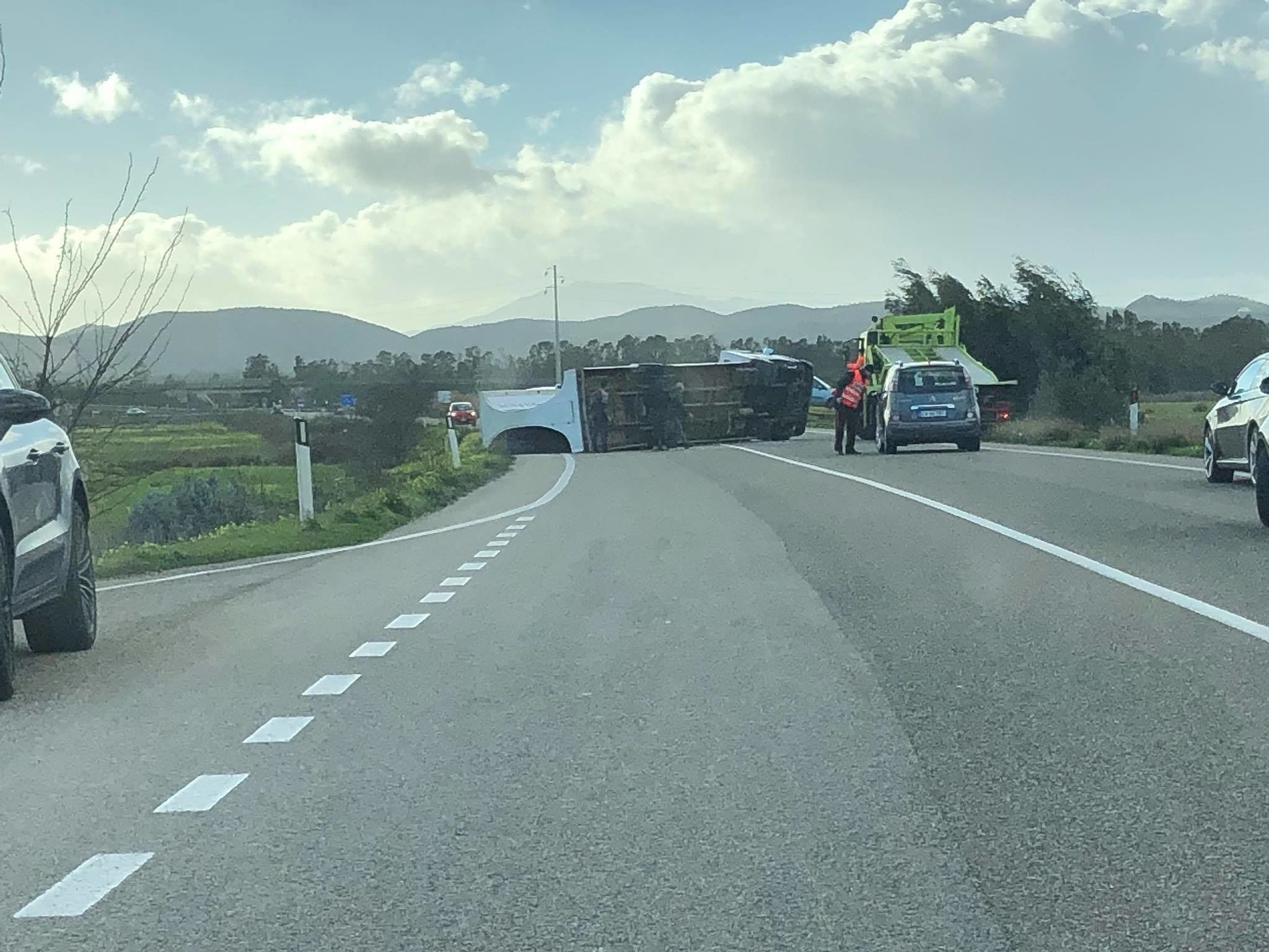 Assemini, incidente per il forte vento: camion si ribalta nella zona industriale