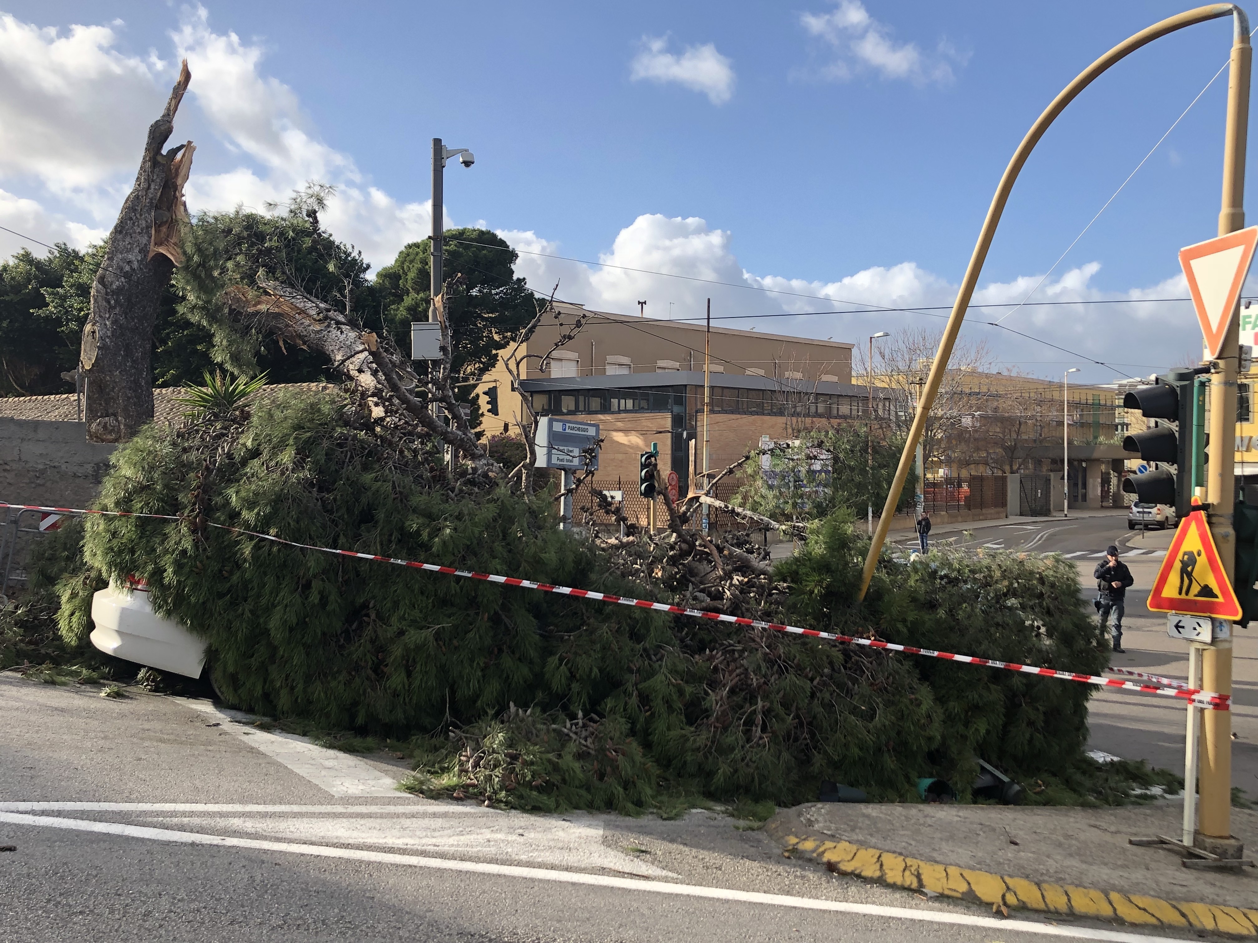 Cagliari, tutti i danni della bufera di vento: il video reportage