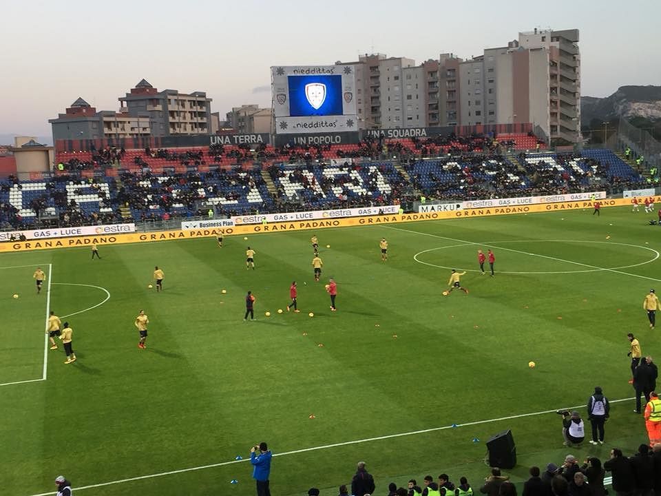 “Pastori, pecorai”: i tifosi del Milan insultano la Sardegna a Cagliari, è polemica