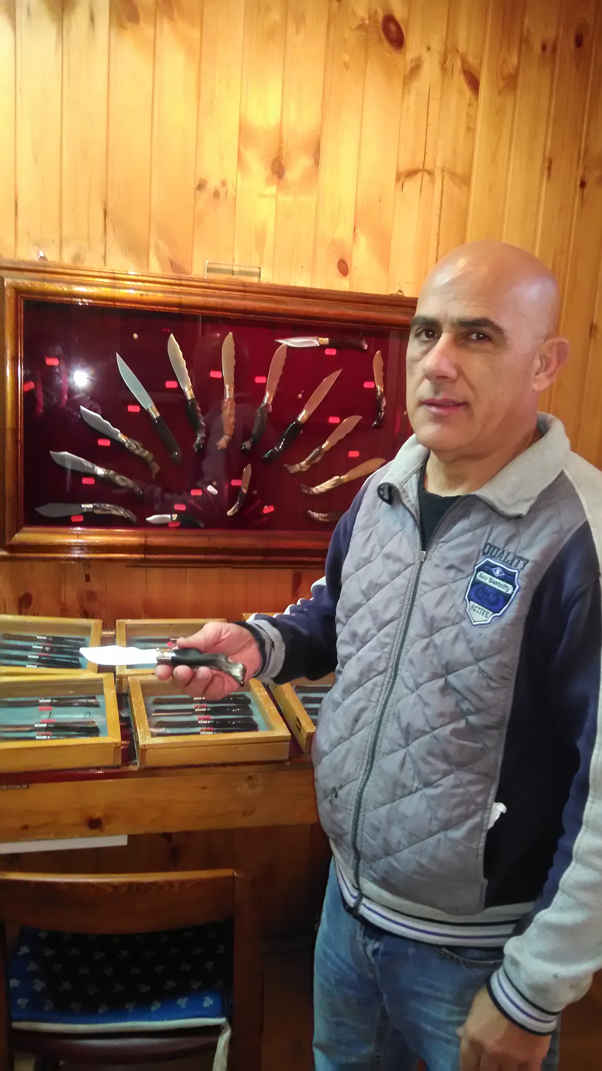 Efisio, di Assemini: “Ho perso il lavoro, ora realizzo coltelli secondo la tradizione”