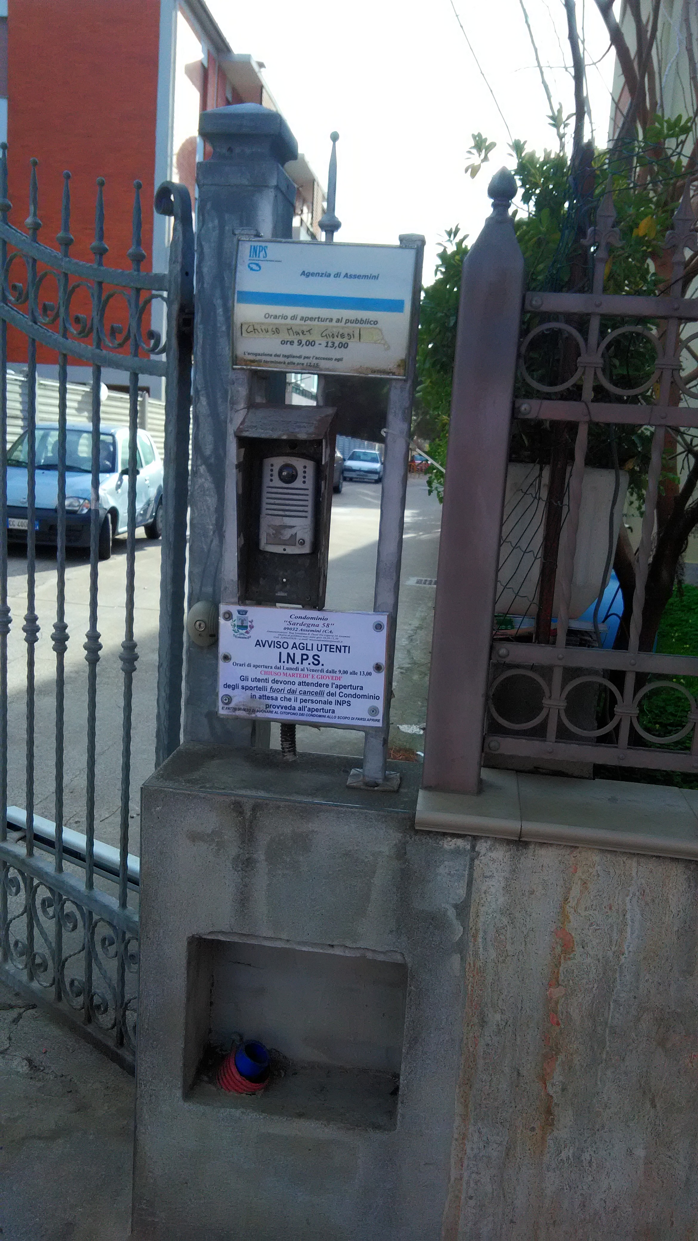 Inps di Assemini, benvenuti nella bolgia: tensioni e liti agli sportelli
