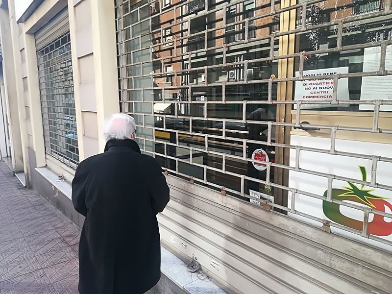 Cagliari, commercio moribondo: negozio chiude in via Tola, gara di solidarietà