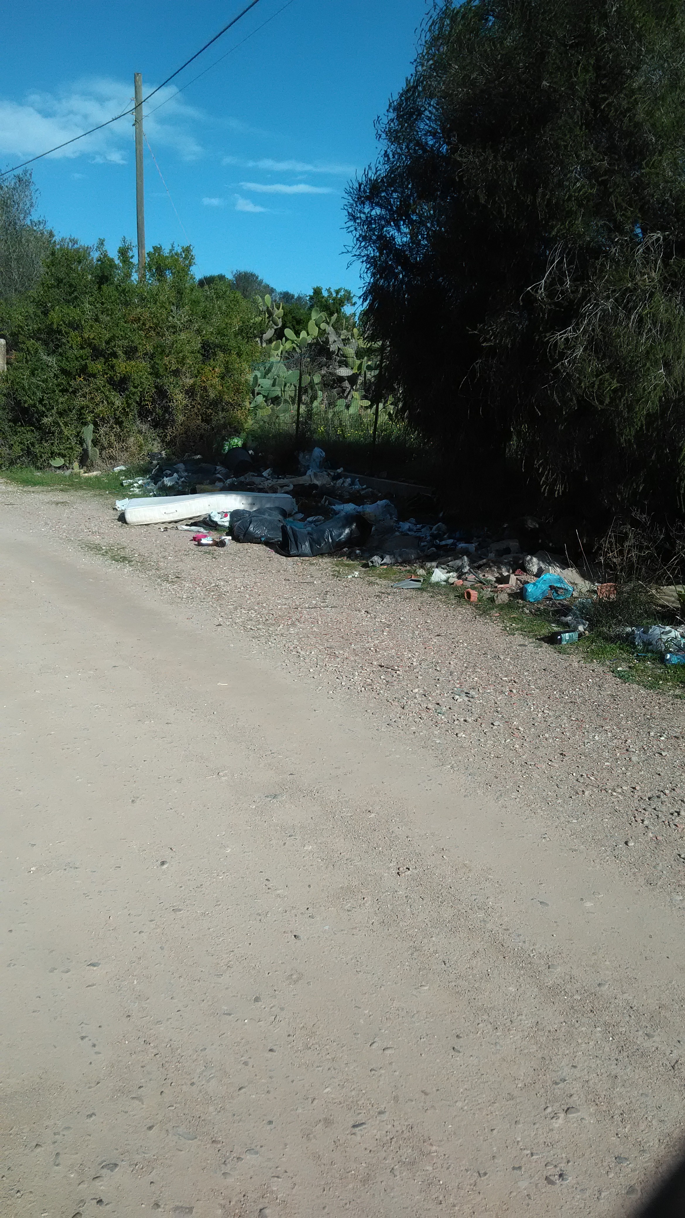 I super cafoni dei rifiuti: trasformano in discarica la strada tra Assemini e Decimo