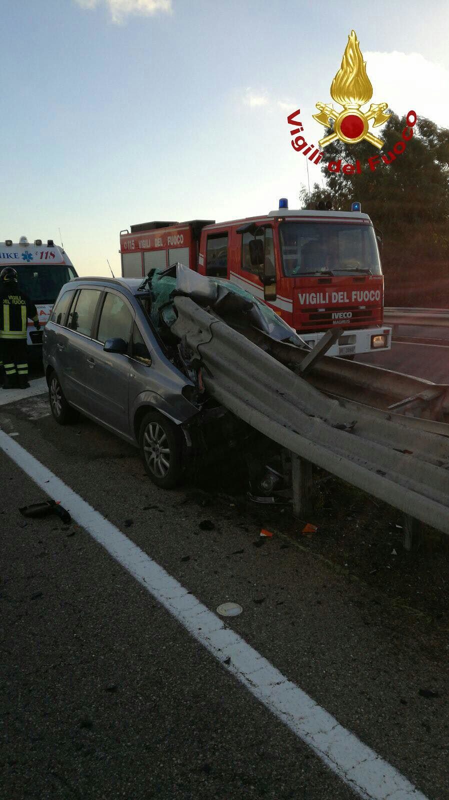 Monastir,si schianta sul guardrail della 131 che penetra nell’abitacolo: grave una donna