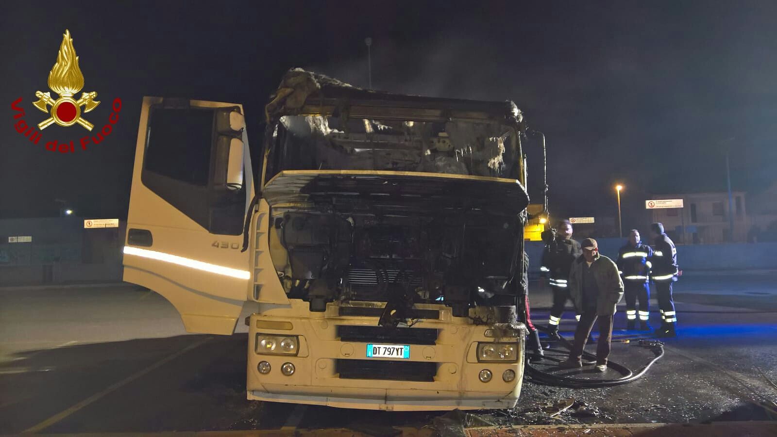 Serramanna, fiamme nella notte: distrutto un autoarticolato