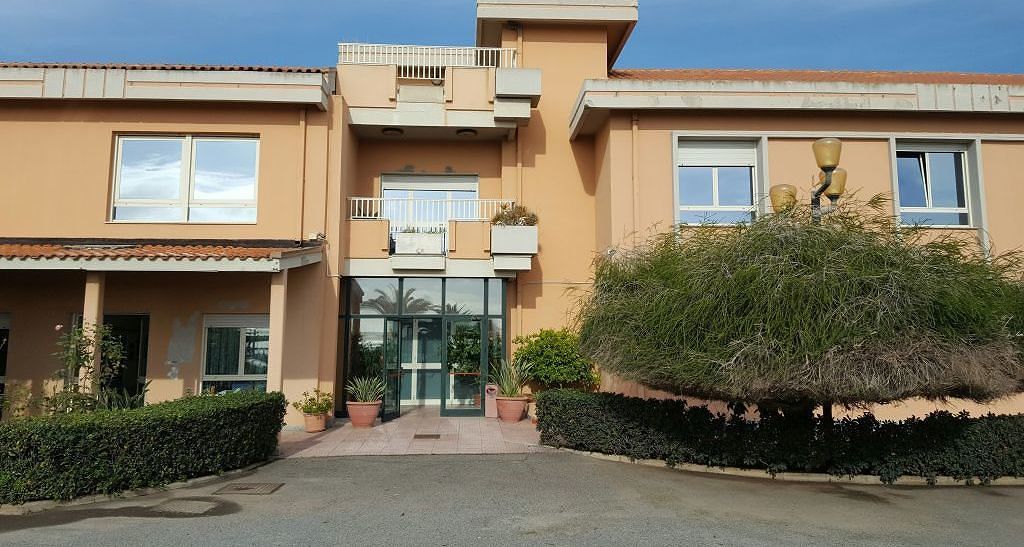 Aias, monta la protesta dei sindacati e lavoratori: sit in davanti alla sede regionale