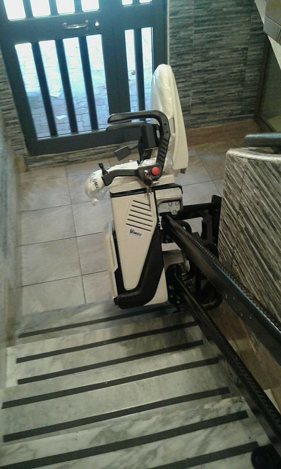 Via Flumentepido, montascale guasto da mesi: disabili in trappola