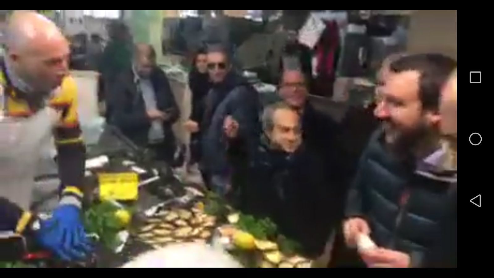 Matteo Salvini è a Cagliari, tour a San Benedetto: “Forza capitano, sei tutti noi” 