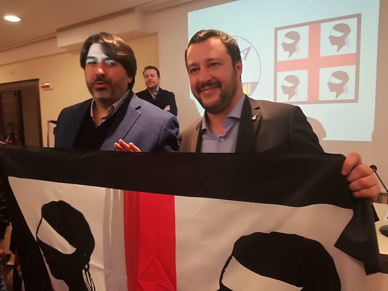 Salvini infiamma Cagliari: “Sardi al primo posto, no alla sostituzione con i clandestini”