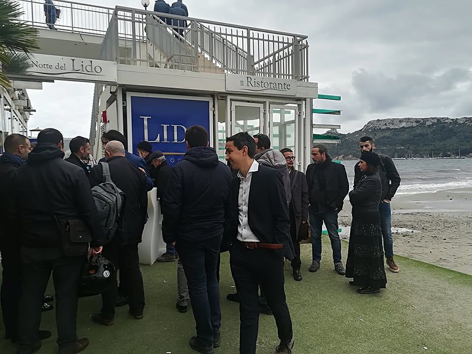 Salvini al Poetto firma il “patto della fregola con vongole” insieme a sardisti e fan