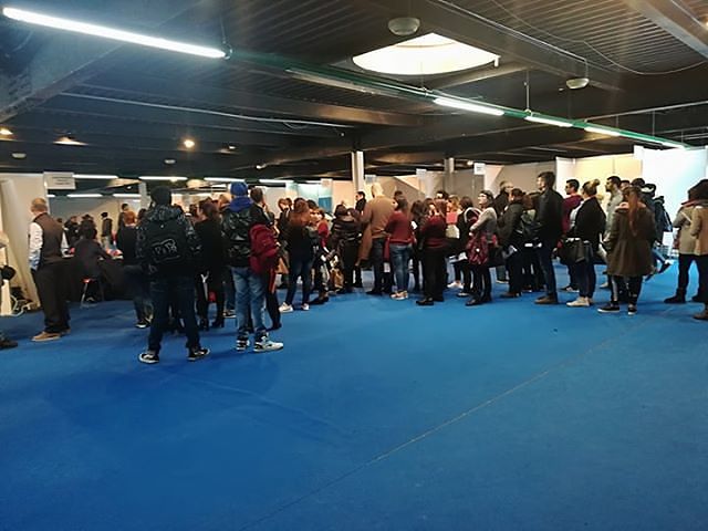 Cagliari, assalto alla fiera di migliaia di disoccupati in cerca di lavoro