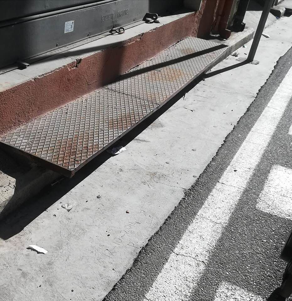 Via Toti a Pirri: “Dopo il degrado ecco le siringhe e le bottiglie abbandonate”