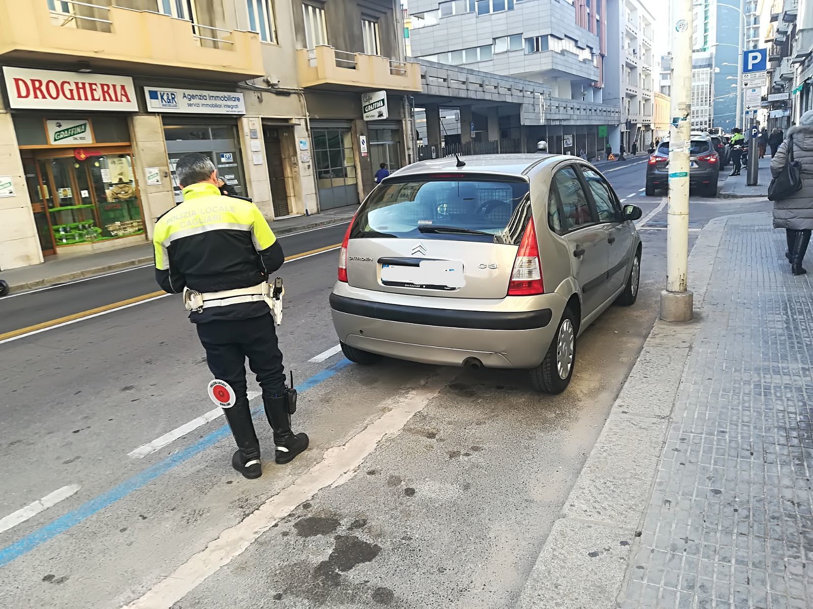 Cagliari, spazzatrice bloccata dalle auto: strage di multe in via XX Settembre
