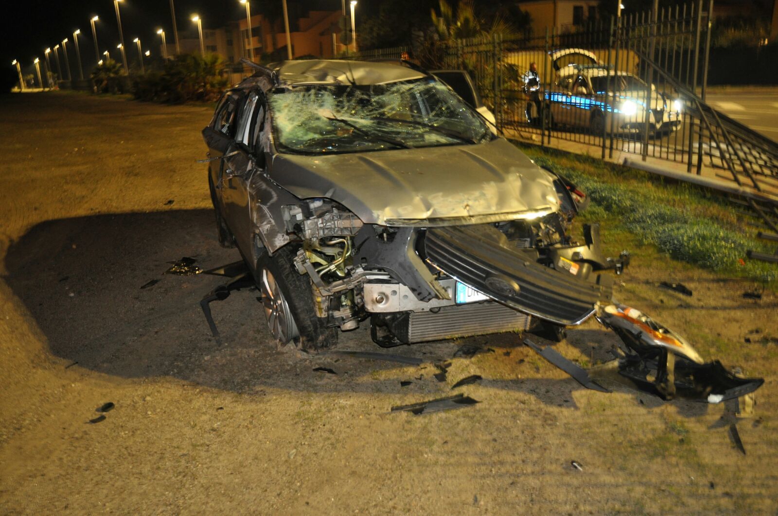 Poetto, si ribalta con l’auto e sfonda la recinzione dell’ippodromo: era ubriaco