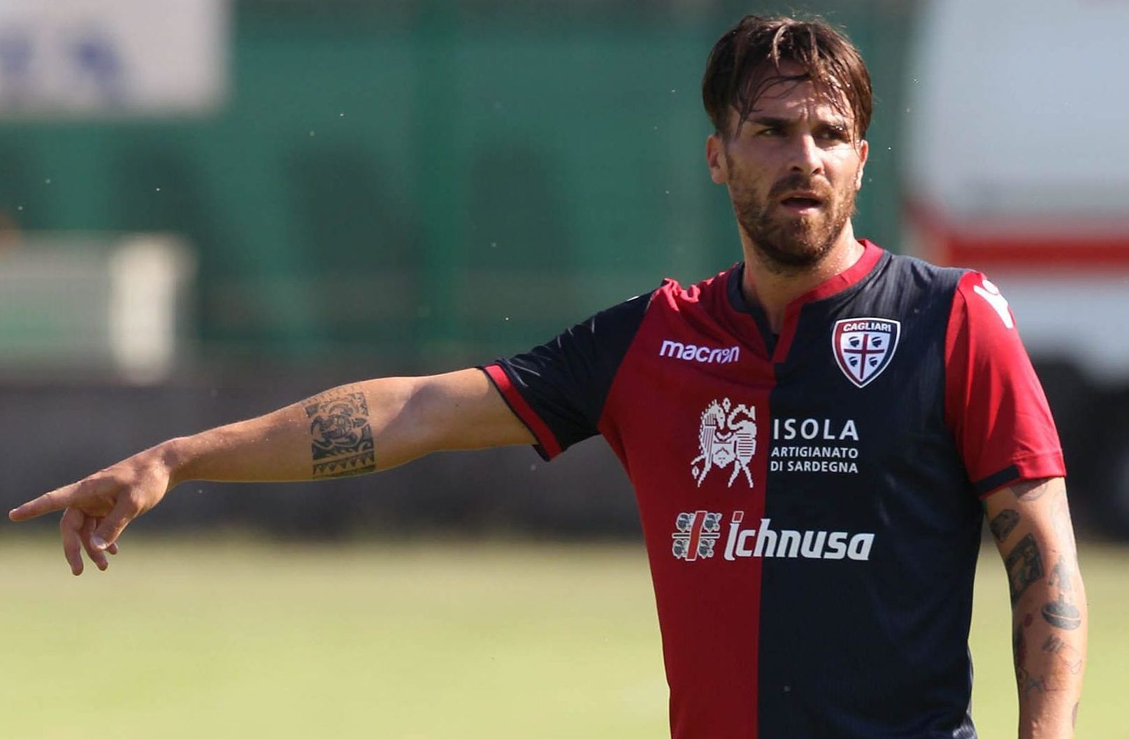 Tagliavento fa e disfa, ma il Cagliari si tiene stretto il punto di Crotone