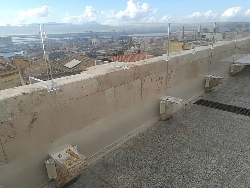 Cagliari, botellon “devastante” al bastione: tappeto di cocci e marmi rotti