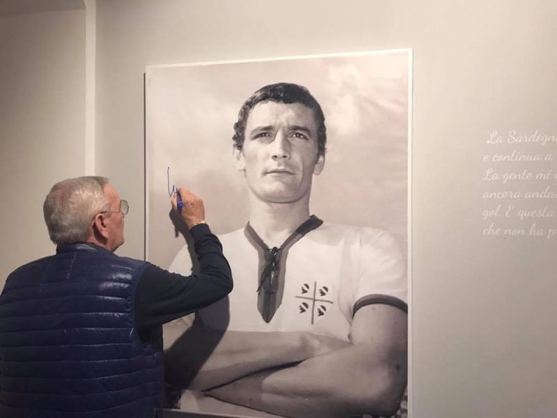 Signor Efisio, per l’ultimo viaggio indosserà per sempre la maglia di Gigi Riva