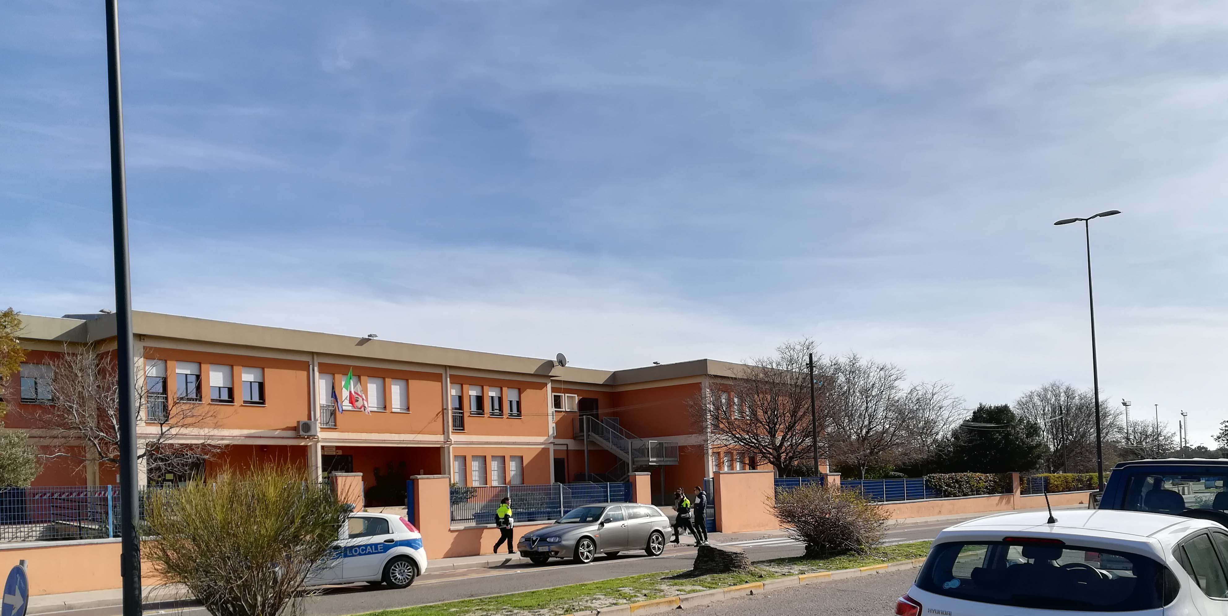 Selargius, genitori beffati: il parco non apre e davanti a scuola fioccano le multe