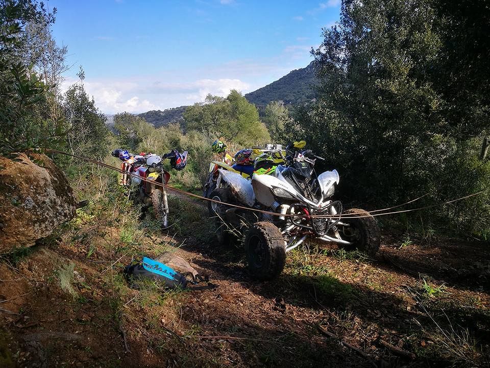 Cavo d’acciaio teso tra due alberi: ferito motociclista