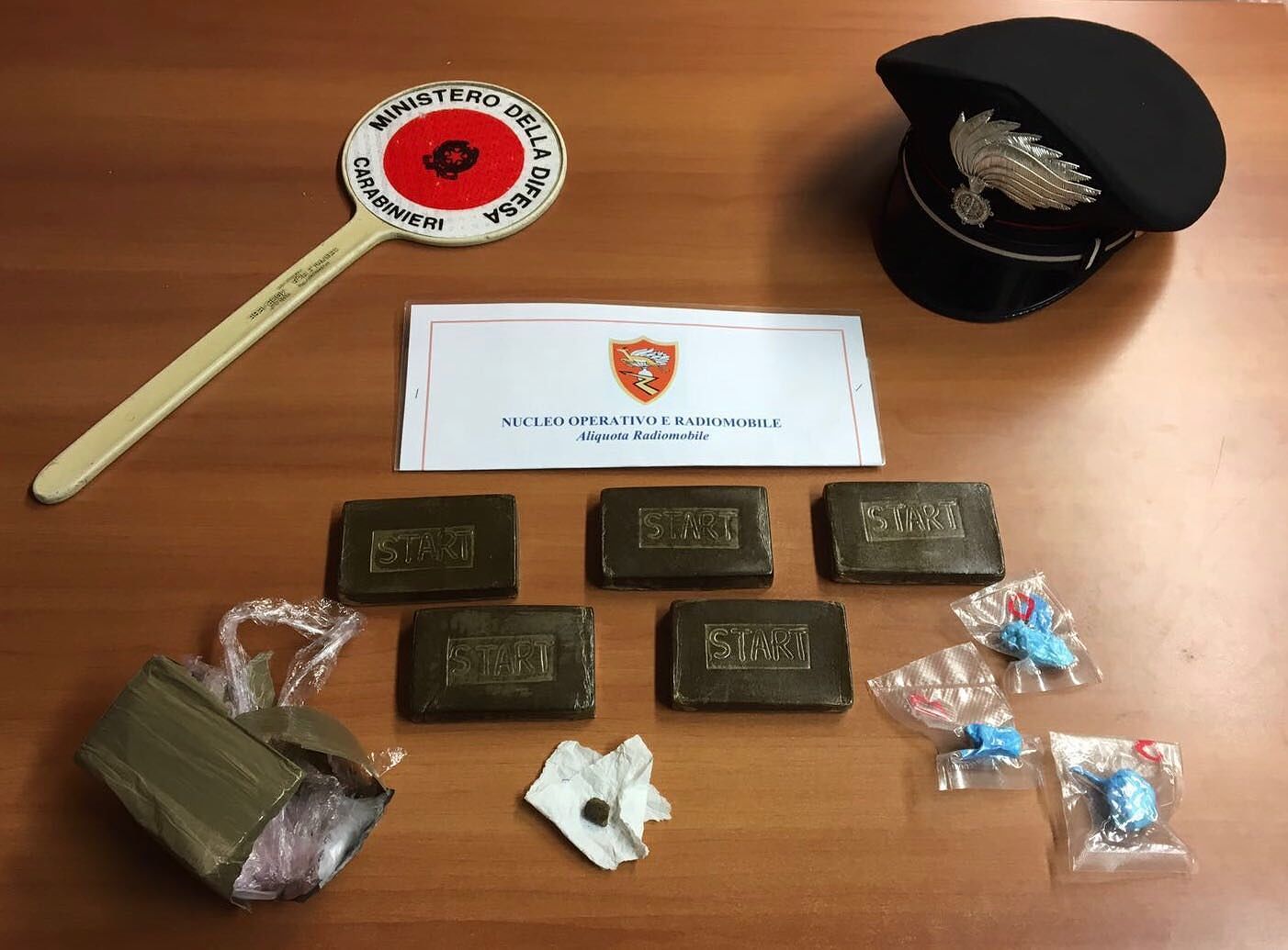 Via Peretti, giovane trovato con mezzo Kg di hashish: scatta l’arresto