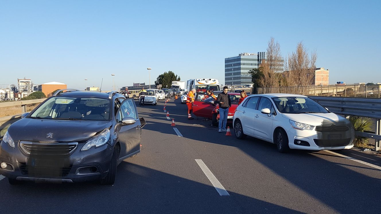 Incidente sulla SS 195 all’ingresso di Cagliari, 4 auto coinvolte: un ferito, traffico in tilt