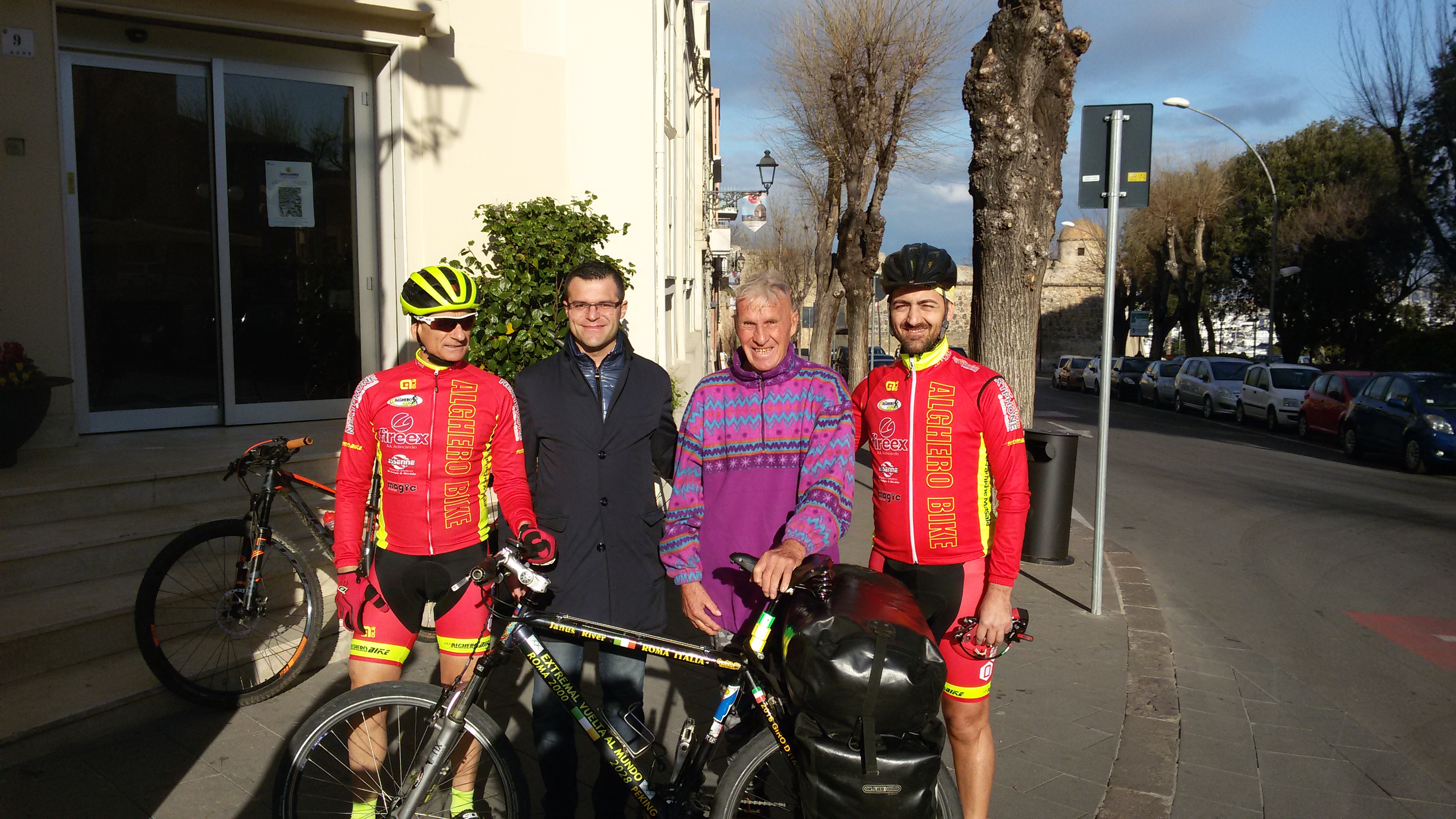 L’81enne Janus River ad Alghero per il giro del mondo in bicicletta
