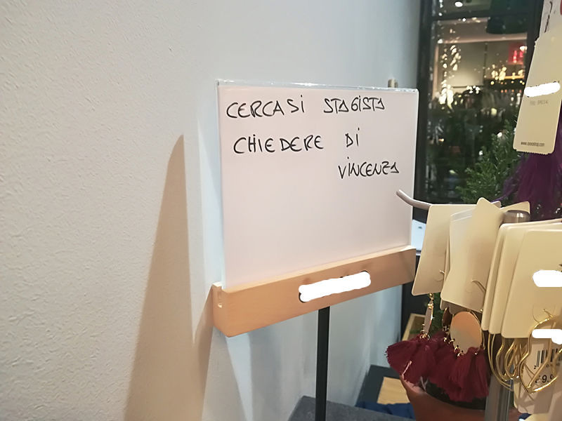 Cagliari, “commessa stagista cercasi”: tutte in fila con il curriculum