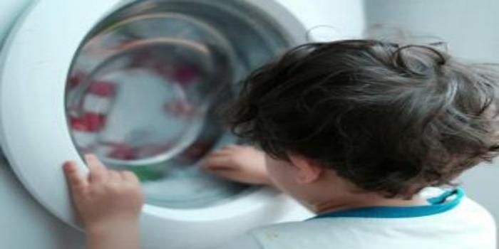 Bimbo di 5 anni entra nella lavatrice e rimane intrappolato: muore soffocato