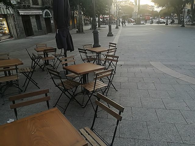 Cagliari, le nuove regole per sedie e tavolini: arrivano le “multe soft”