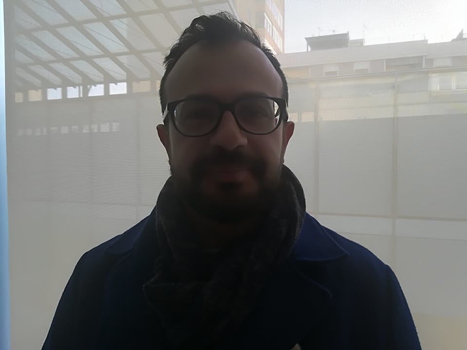 Cagliari, tavolini e multe: “Dipendenti costretti a contare le mattonelle”