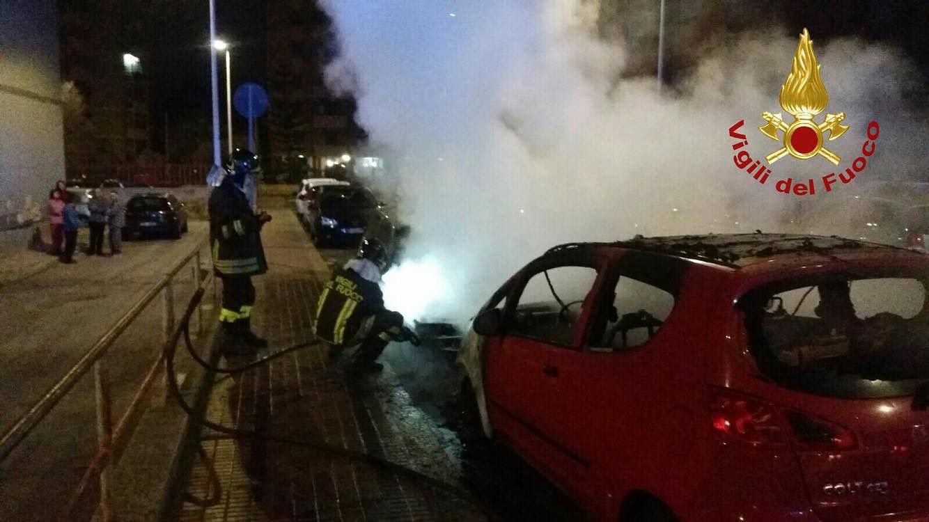 Ancora un raid incendiario nella notte a Cagliari: in fiamme due auto