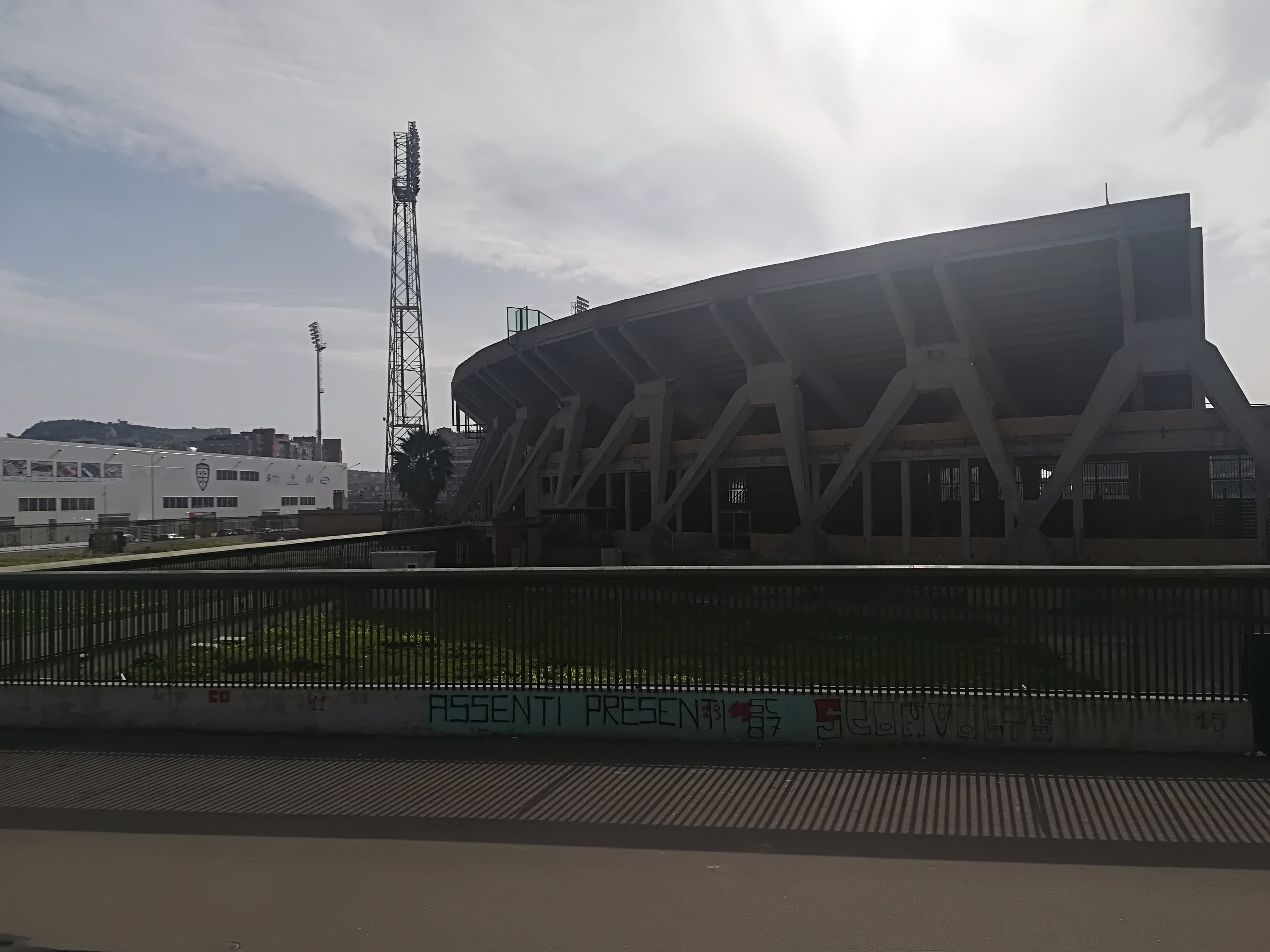 Cagliari, il Sant’Elia sbarrato da 8 mesi: tour tra calcinacci e erbacce