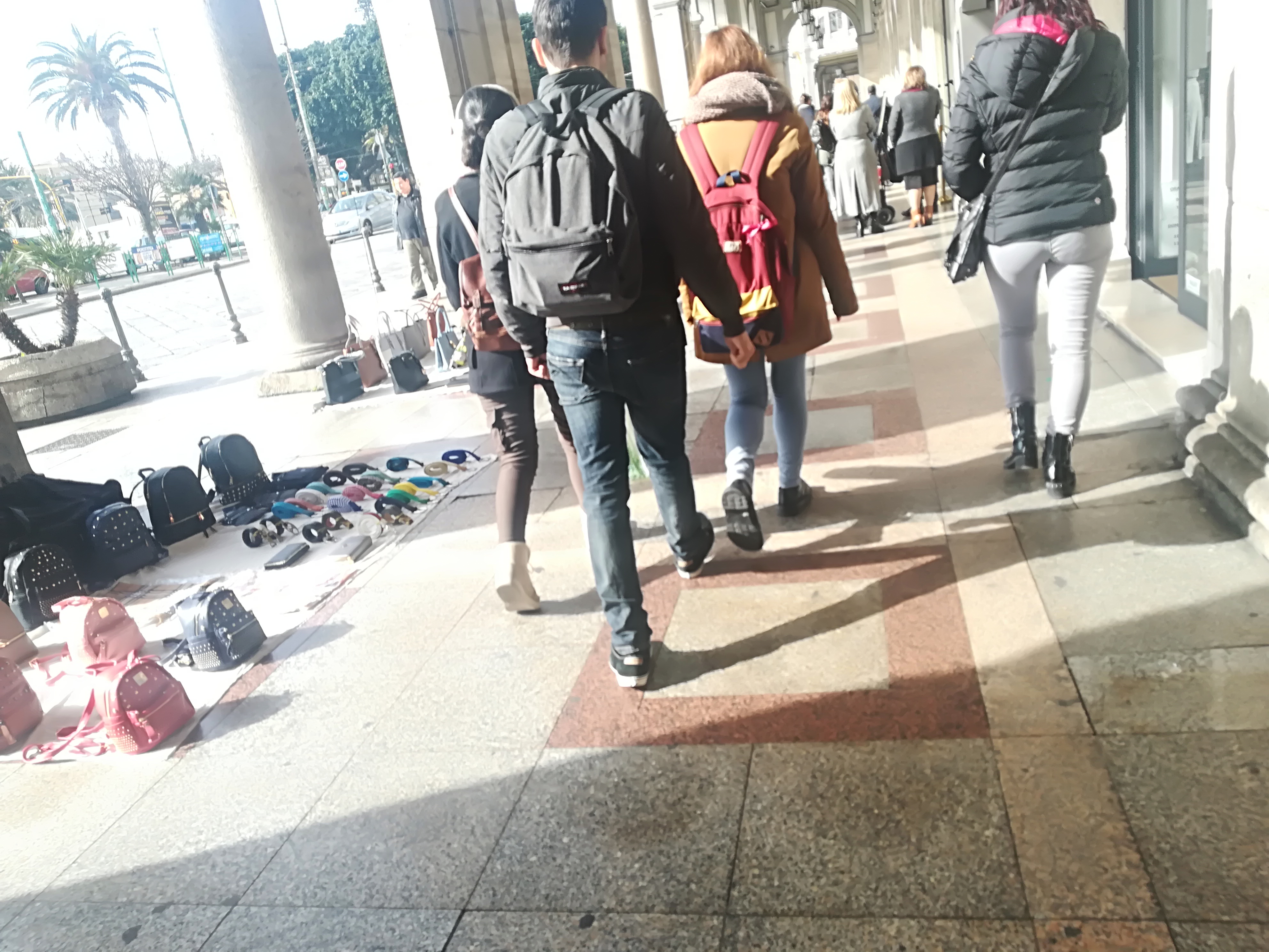 Via Roma ancora regno dei venditori abusivi: nessun controllo in pieno centro a Cagliari