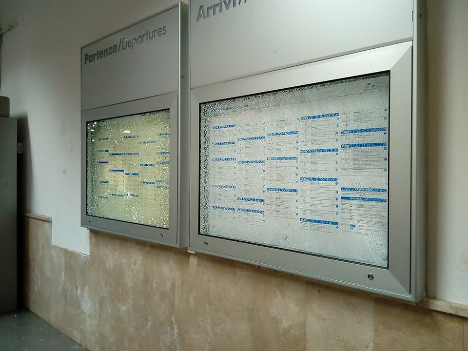 Villasor, vandali scatenati alla stazione: distrutti i pannelli con gli orari