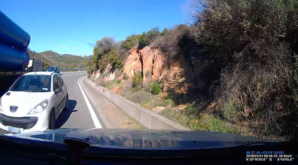 Sorpasso da infarto in curva, auto invade la carreggiata: “Sfiorata la tragedia”